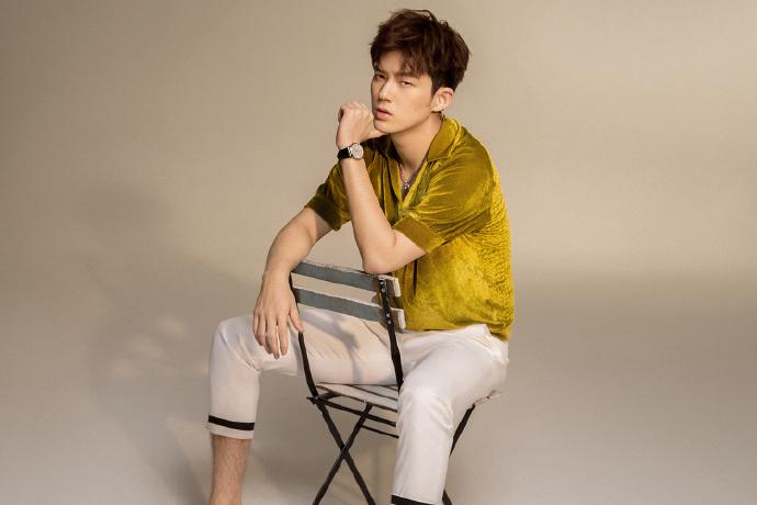 董力拍写真身体倾斜凹造型,眼睛却成大小眼,看着真奇怪