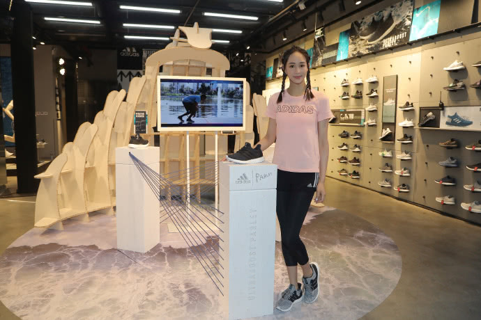 张钧甯出席某活动 一头"麻花藕节辫"变身元气少女 青春活力十足