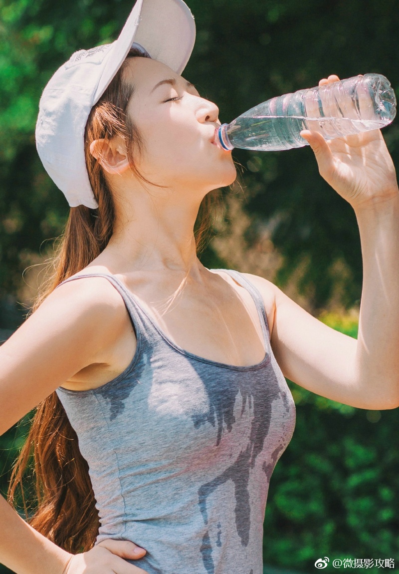 阳光下的棒球帽篮球美女运动活力写真