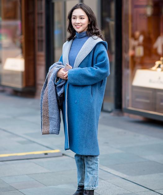 蓝色调大衣让整体搭配更加抢眼