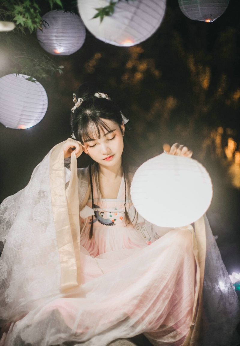 夜晚灯光中的古装娇美姑娘写真