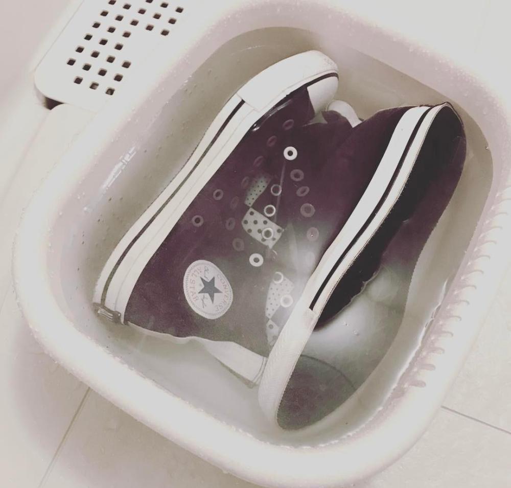 快拿出鞋柜中的旧帆布鞋! 旧鞋新穿只要有漂白水你也可以diy
