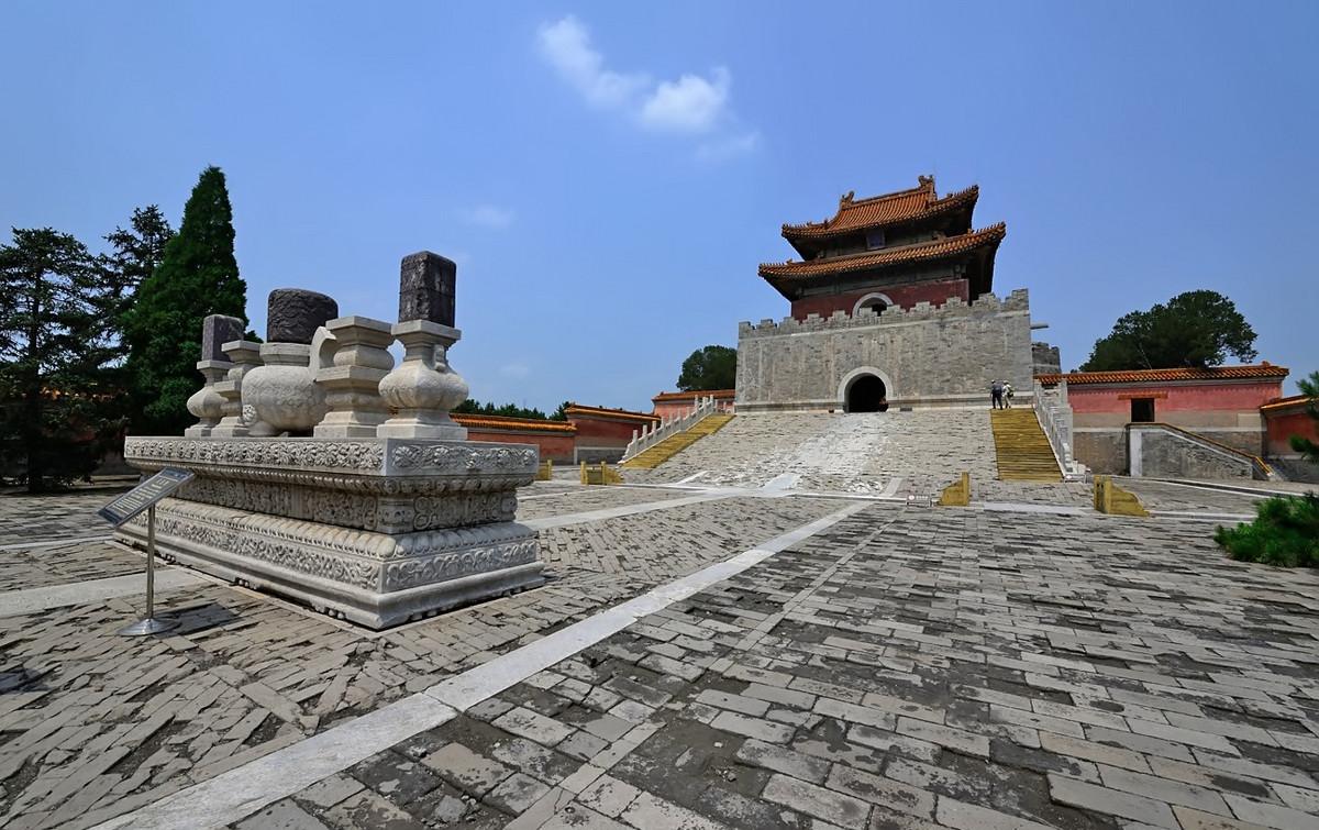 光绪陵墓被盗, 考古人员邀请当地驻军配合发掘, 光绪双手暗藏玄机