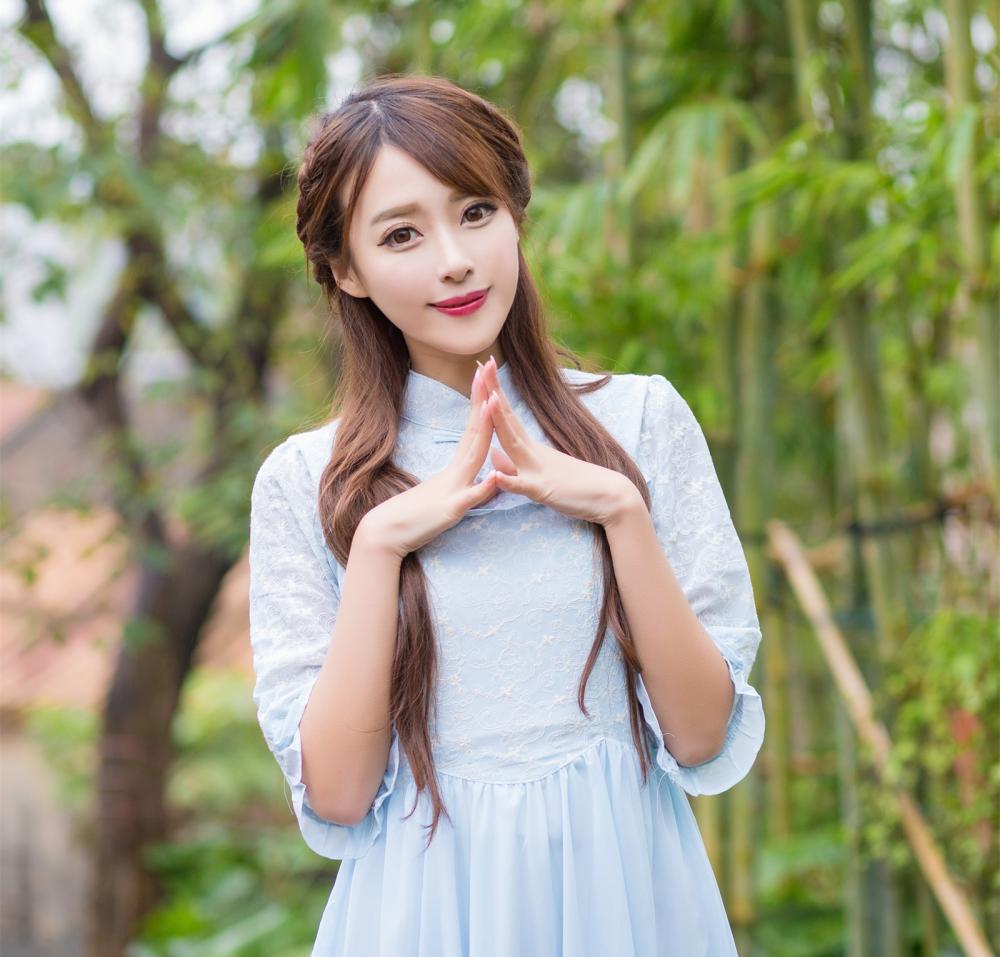 甜美女孩的浅蓝色连衣裙好看好穿又讨人喜欢