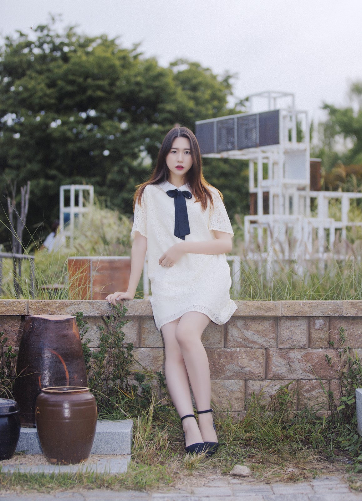 户外美景阳光下的一个长发飘逸清秀女孩