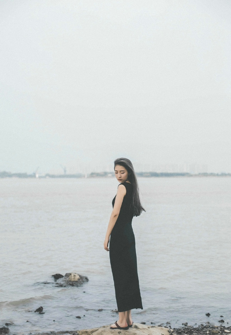 江边黑色长裙美女高挑寂静思念写真集 @微相册 @微博摄影