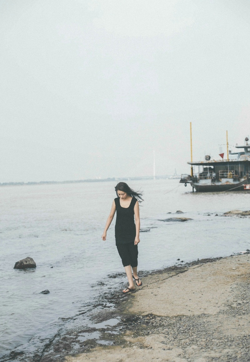 江边黑色长裙美女高挑寂静思念写真集 67676767