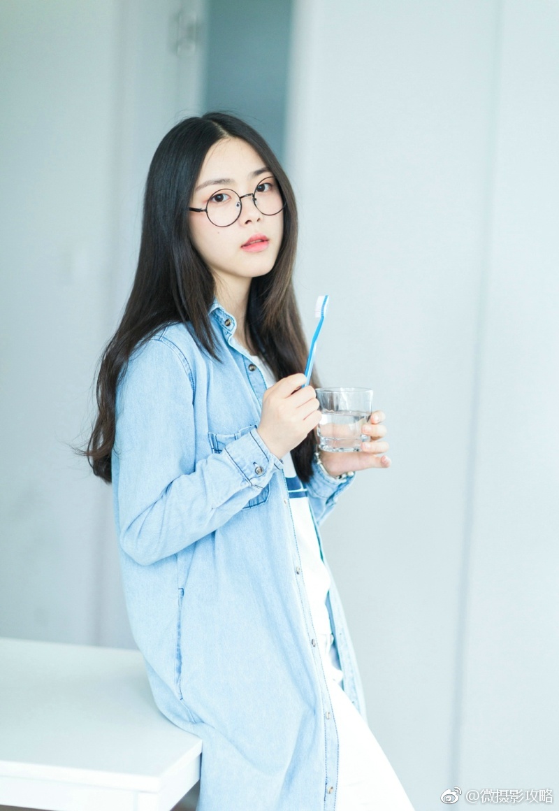 可爱眼镜少女白皙肌肤婴儿肥脸蛋写真集