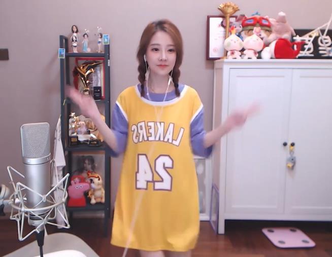 冯提莫穿科比24号球衣学跳舞,5分钟获30万礼物打赏, 阿冷: 太少了