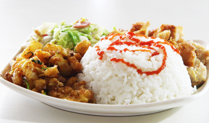 黄焖鸡米饭的巧妙制作!