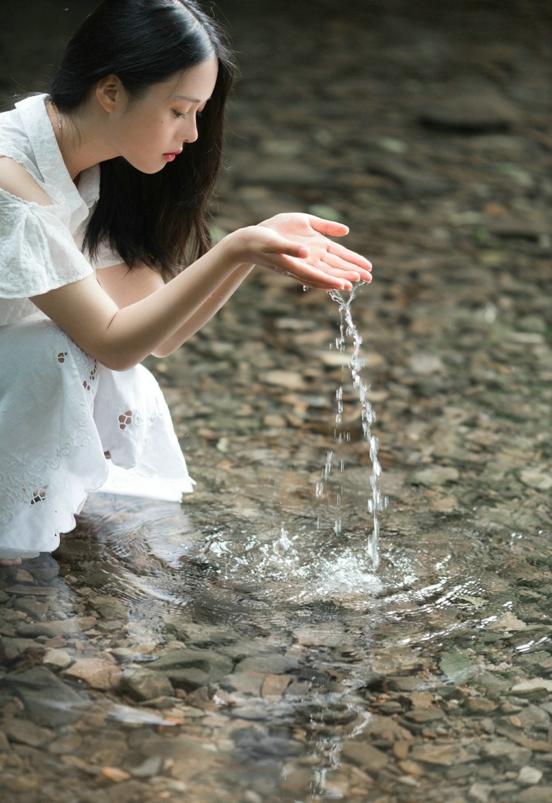 幽静小溪旁的精致美女温柔宜人写真集 @微相册 @微博摄影
