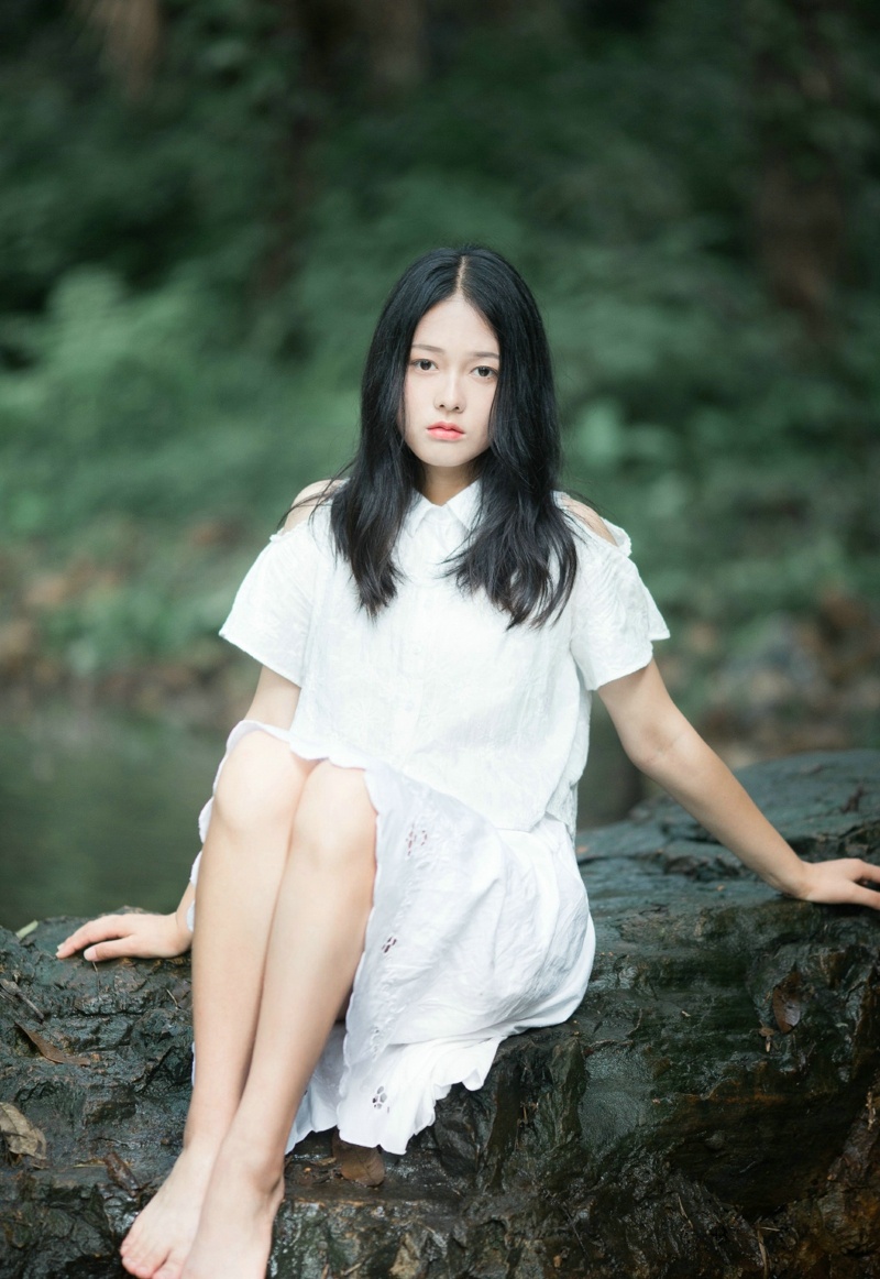 幽静小溪旁的精致美女温柔宜人写真集 @微相册 @微博摄影