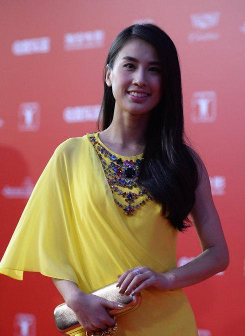 陷"生子风云"的黄圣衣以一袭黄裙美艳亮相红毯.8.