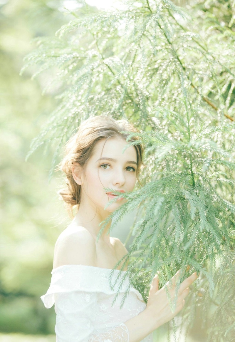 清新草地上的外国美女立体五官高挑美丽写真