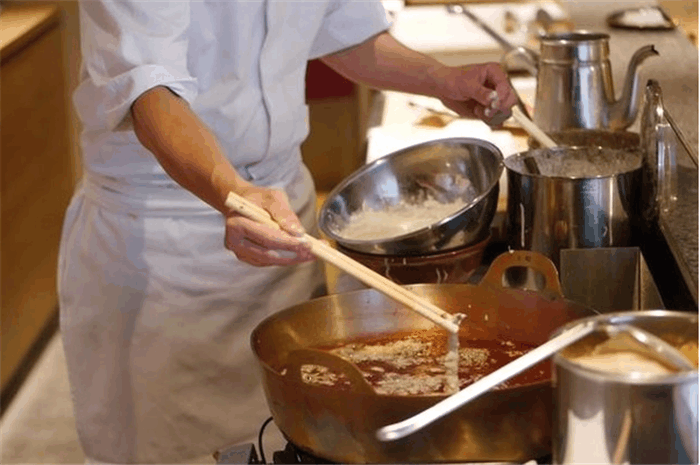 外国人: 为什么我用筷子吃中餐刺穿食物很失礼? 回答亮了