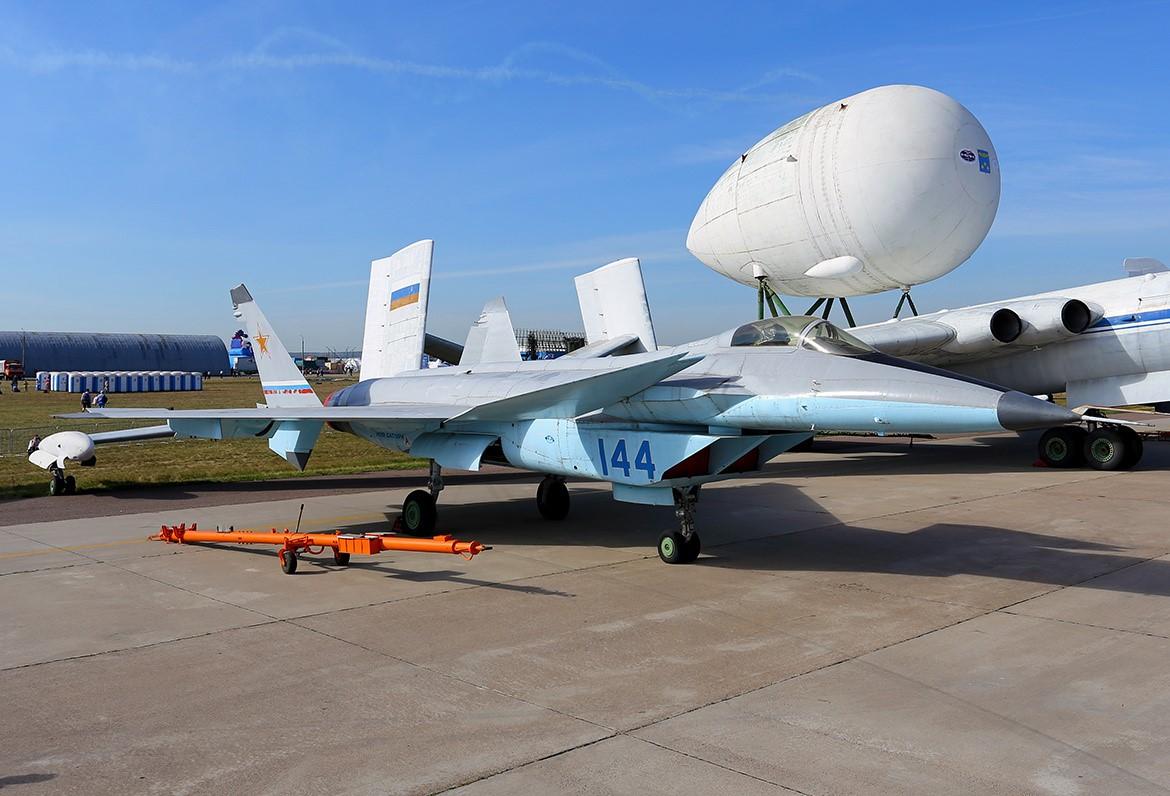 其中俄罗斯大名鼎鼎的米高扬设计局制造的米格144战机采用了与歼20