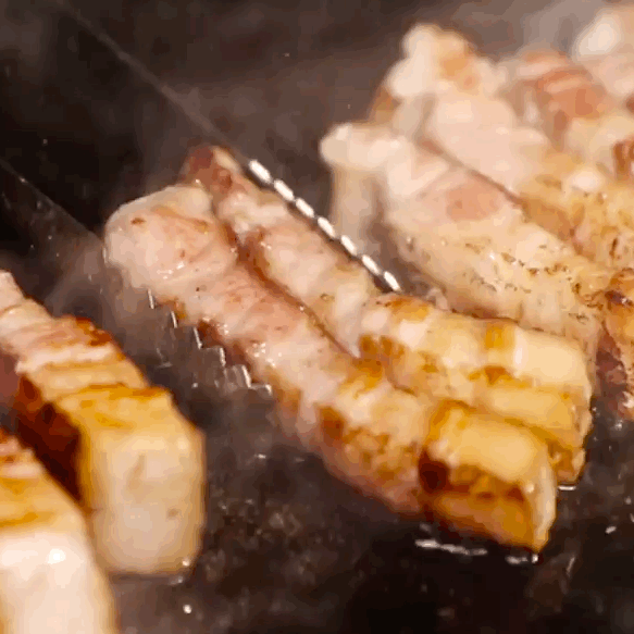 为什么偏偏到深夜就那么想吃冒热气的烤肉呢