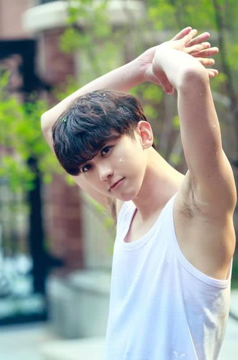 蔡徐坤演出露腋毛,粉丝评论性感,网友:隔着屏幕都闻着酸!