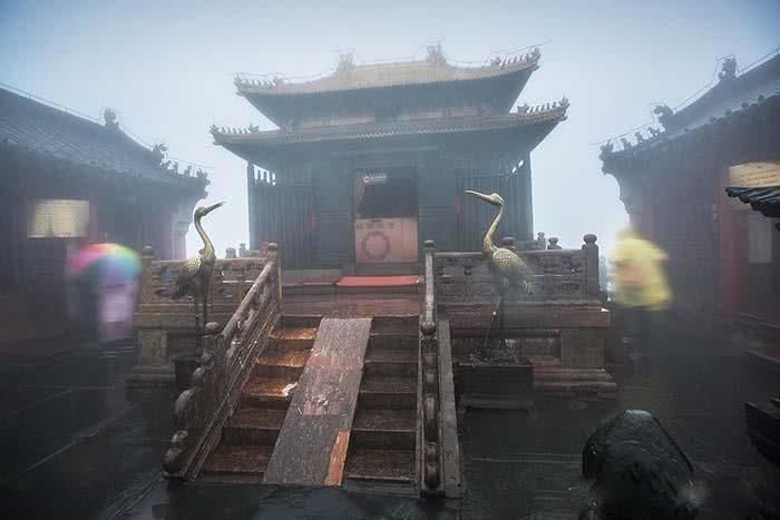 武当山金顶长明灯600年不灭,至今无人破解,专家解析遭吐糟!