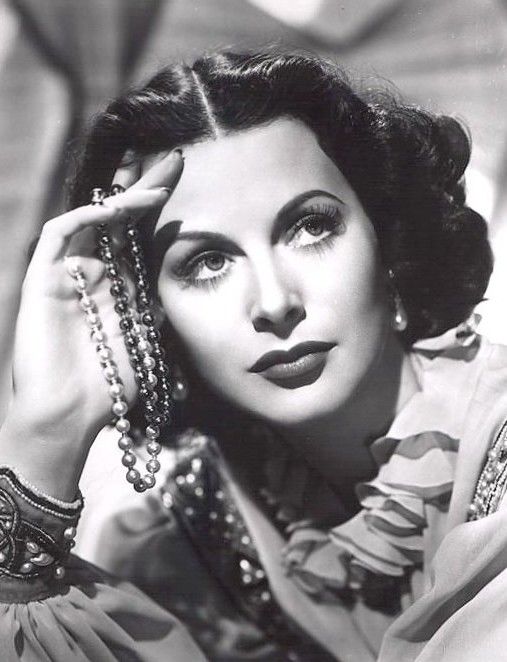 首位全裸出镜的女星,经历6次婚姻,80年前就发明了wifi