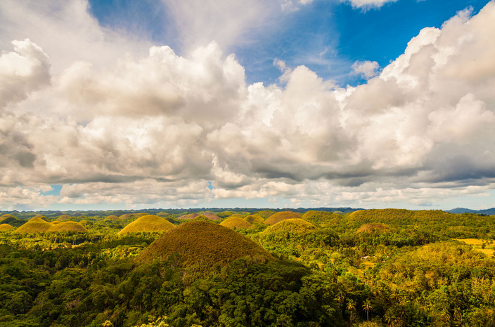 巧克力山是菲律宾保和岛中部,卡门附近一处自然奇景