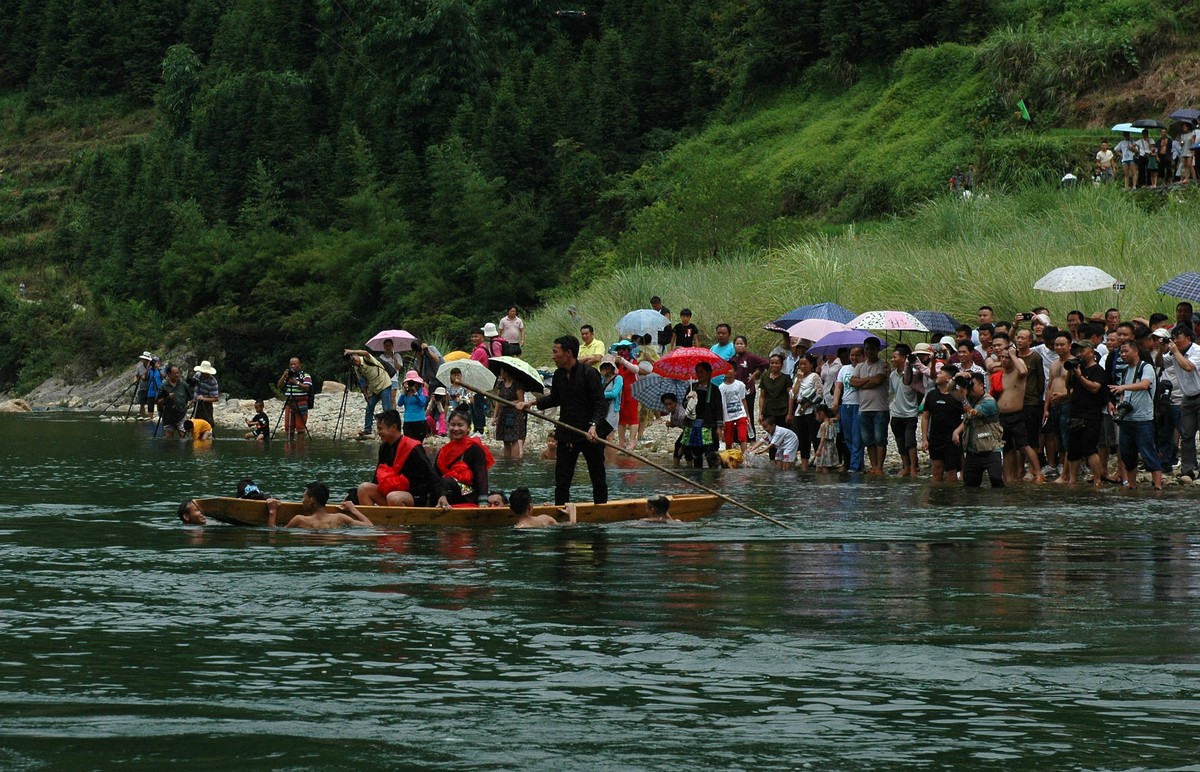 贵州从江县刚边壮族同胞欢度跳水节庆丰收寻伴侣(组图)