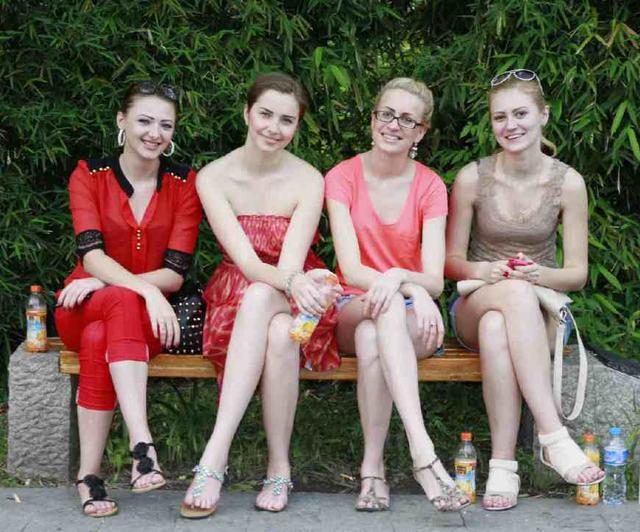 全球单身女人最多的几个国家街上全是大美女而且都在中国周边