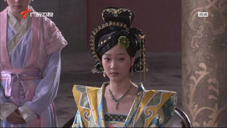 也是大明妃嫔里的主角,饰演上官兰心,金钗满头却毫无违和感,黄绿相间