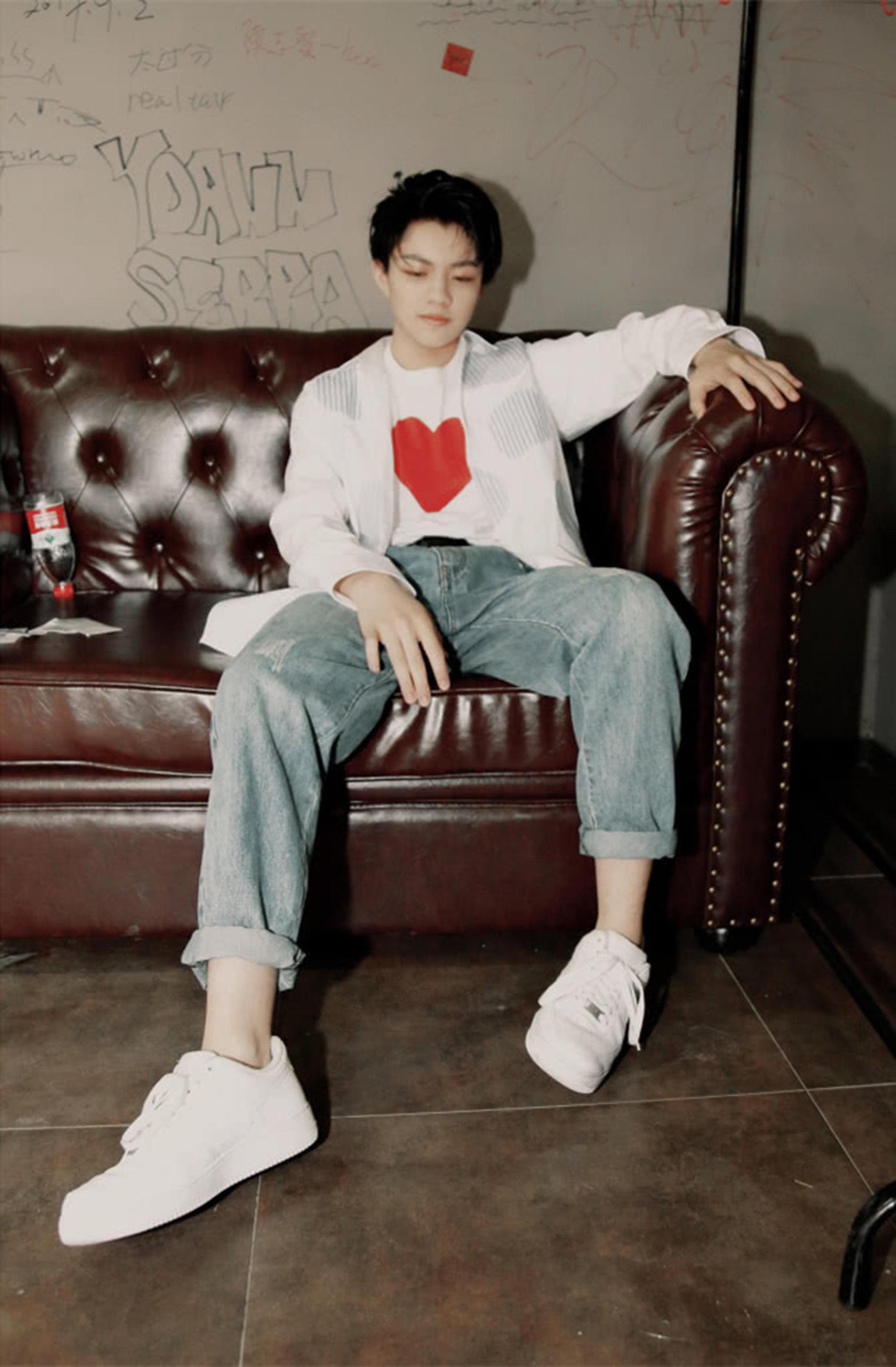 偶像练习生钱正昊出新歌17岁的他非常帅粉丝大赞坤弟长大了