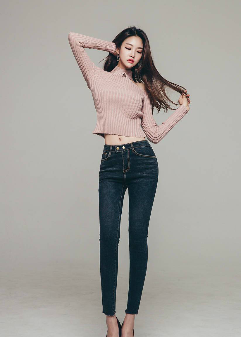 腿长腰细的女子,很适合这样的牛仔裤