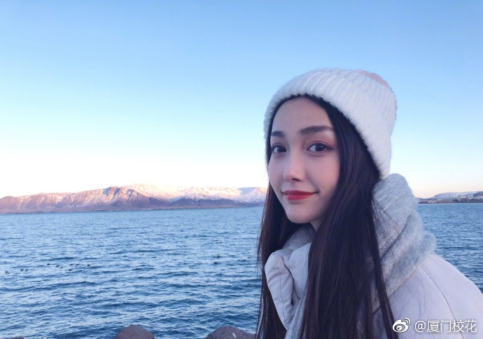 她叫张雨晗就读于英国谢菲尔德大学身高173cm来自河南