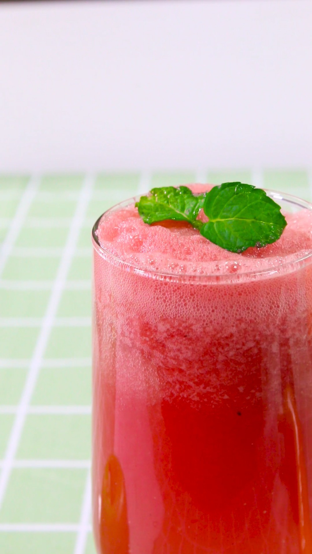 不可辜负的美食 炎炎夏日,来一杯制作非常简单的西瓜柠檬汁吧,不仅好