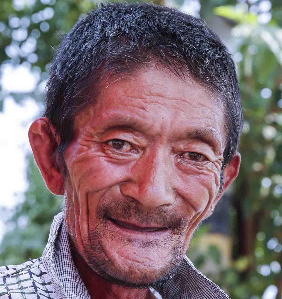 38度高温农村大爷烈日下6小时赚2元钱午餐大葱蘸酱油加啤酒