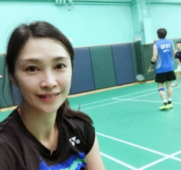 李克勤老婆卢淑仪生气偷拍穿泳衣不够漂亮现自己主动贴照还击