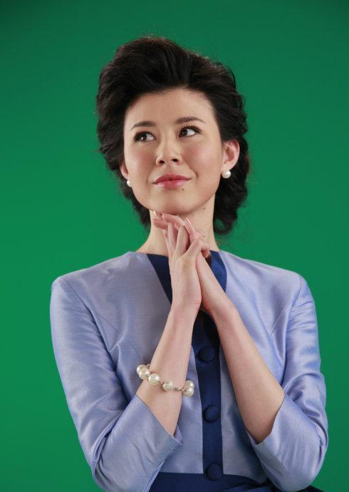 主持人老梁有个美艳老婆, 喜欢浓妆艳抹! 至今不给老梁生孩子!