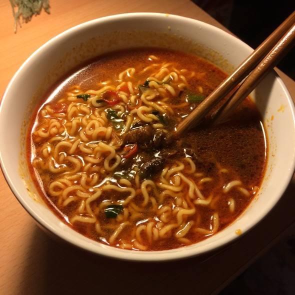 一包红烧牛肉方便面用了多少牛肉?内部人员:每包要放1元的肉!