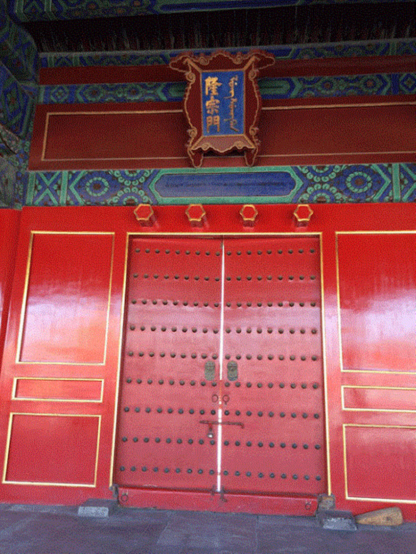 故宫3个令人不解地方,石狮子捂裆,隆宗门上的断箭,木头的龙腹