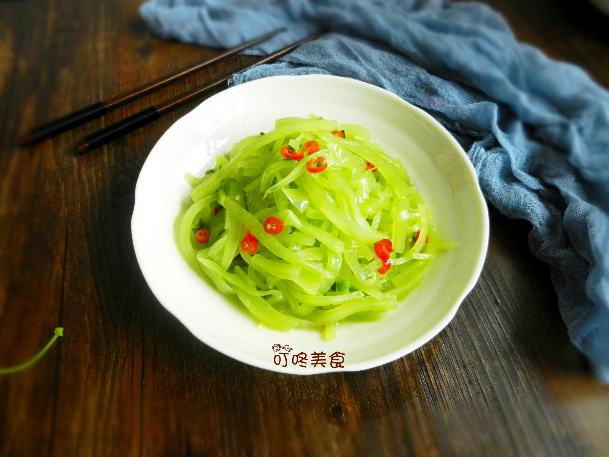 5,锅里放食用油,烧至七八成热,倒入莴笋,拌几下即可装盘食用.