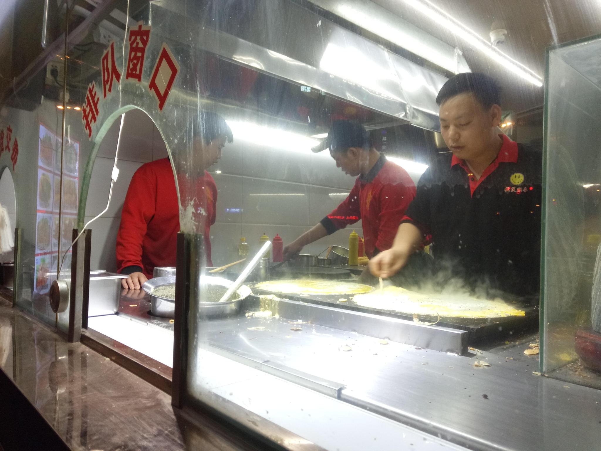 天津南楼煎饼为何只在深夜营业很多人为了品尝要排队一两个小时