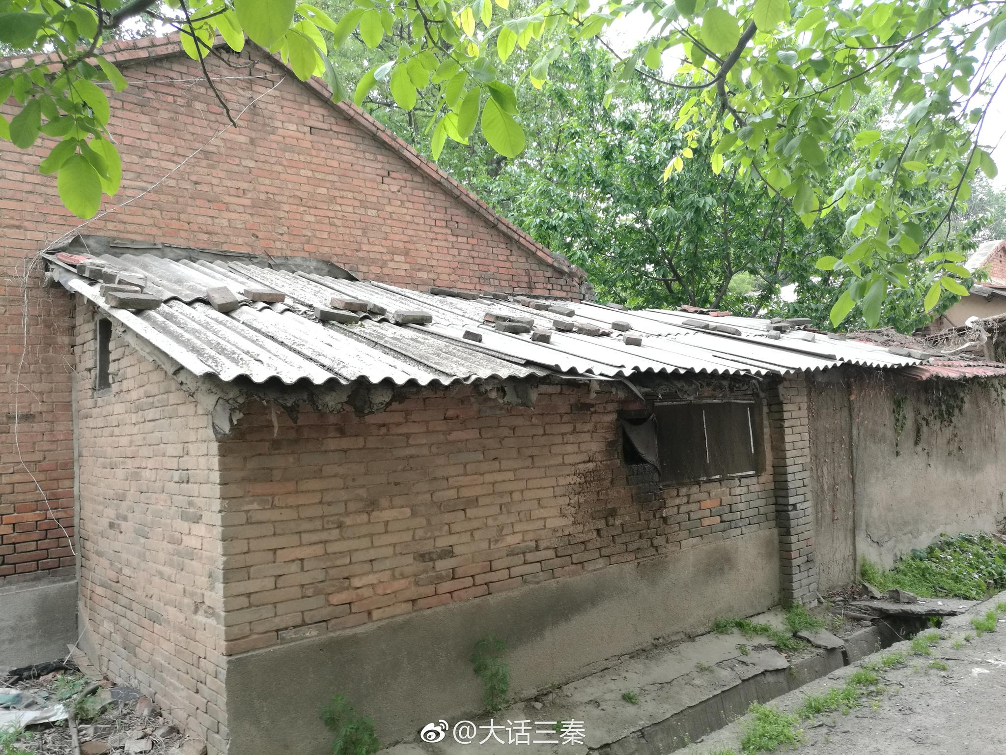 都市里的瓦房还有数户人家居住