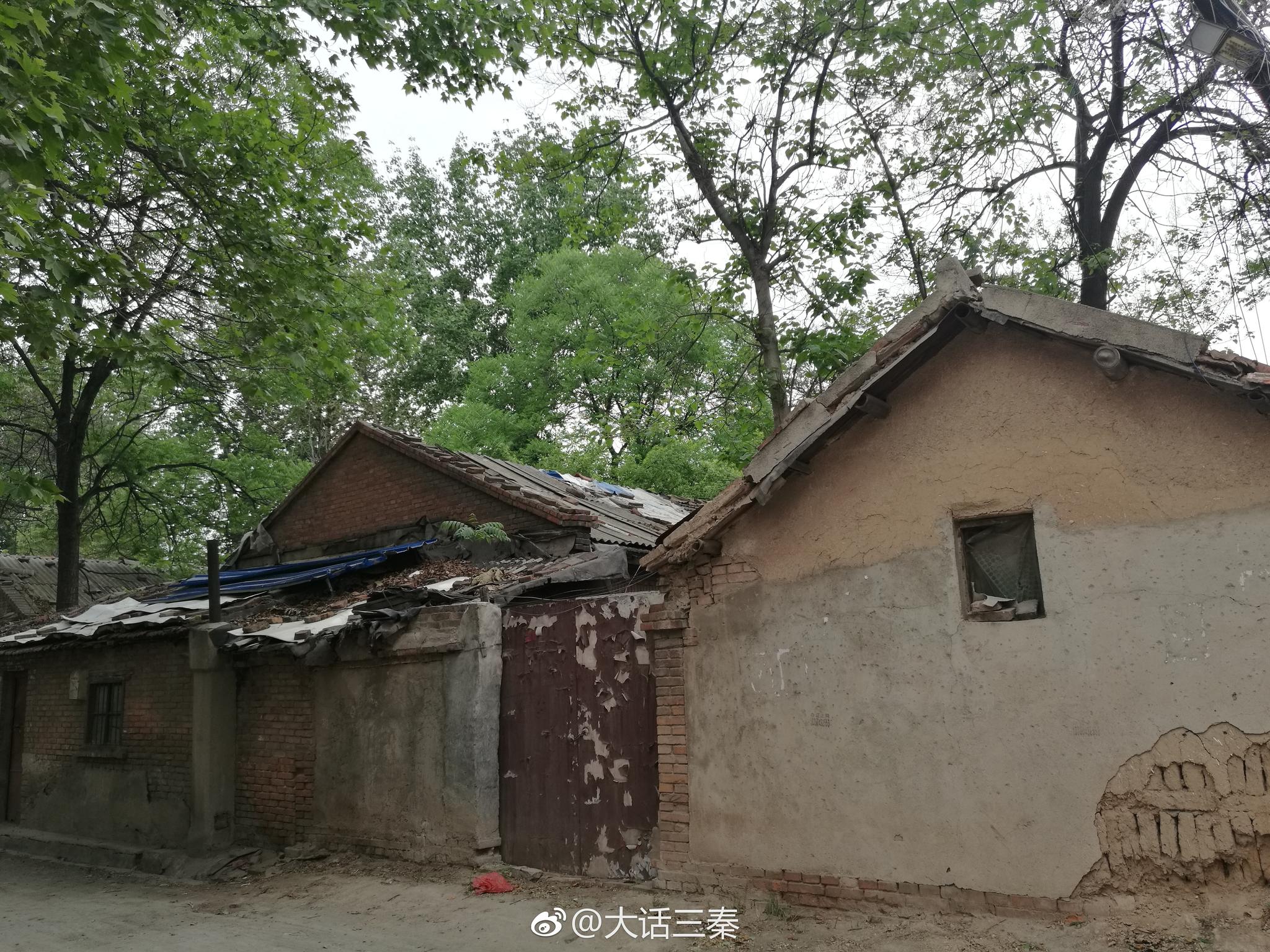 都市里的瓦房还有数户人家居住