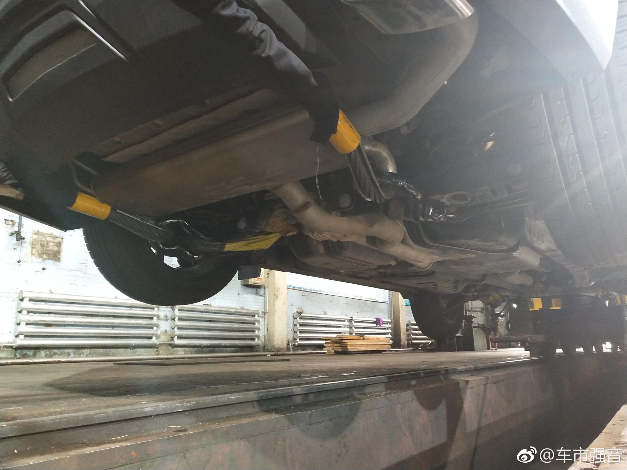 探界者"悬空"拉动了14节车厢,还有一台方向制动的火车头