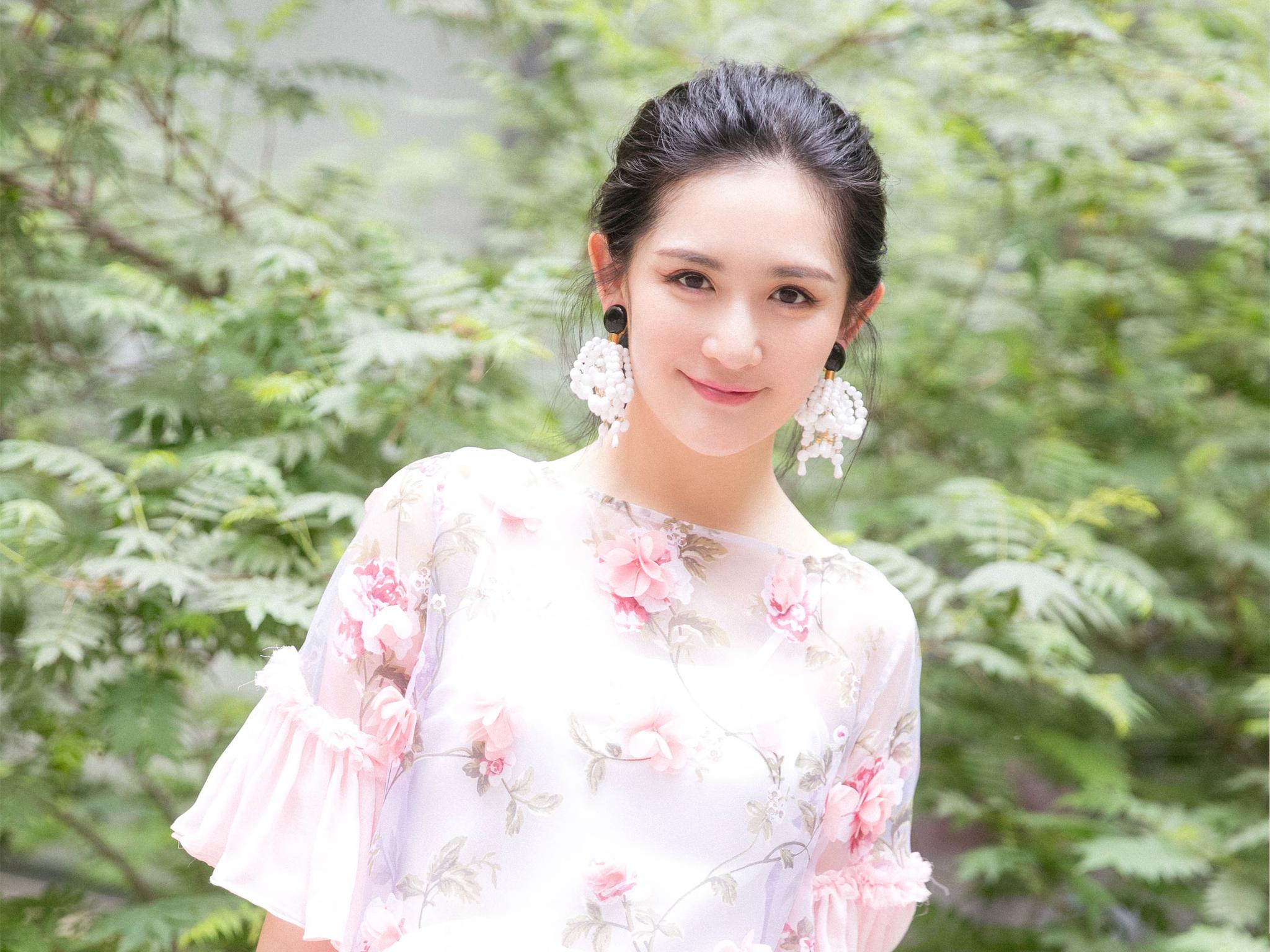 谢娜穿短裤录节目不慎露出塑形衣可有谁注意到她的这个动作