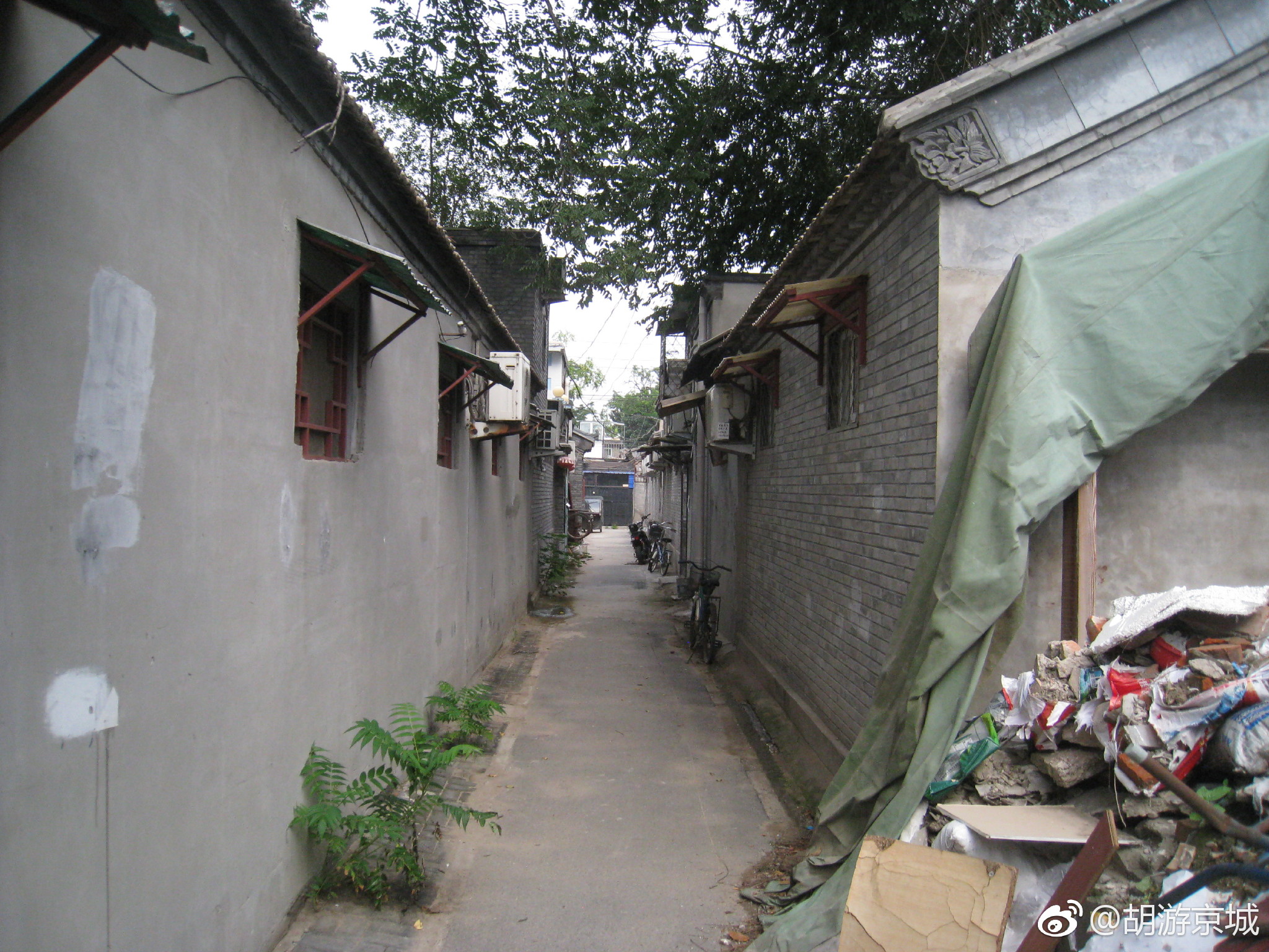 745,北新四巷,北起戏楼胡同,南至北新胡同.民国称北新开路