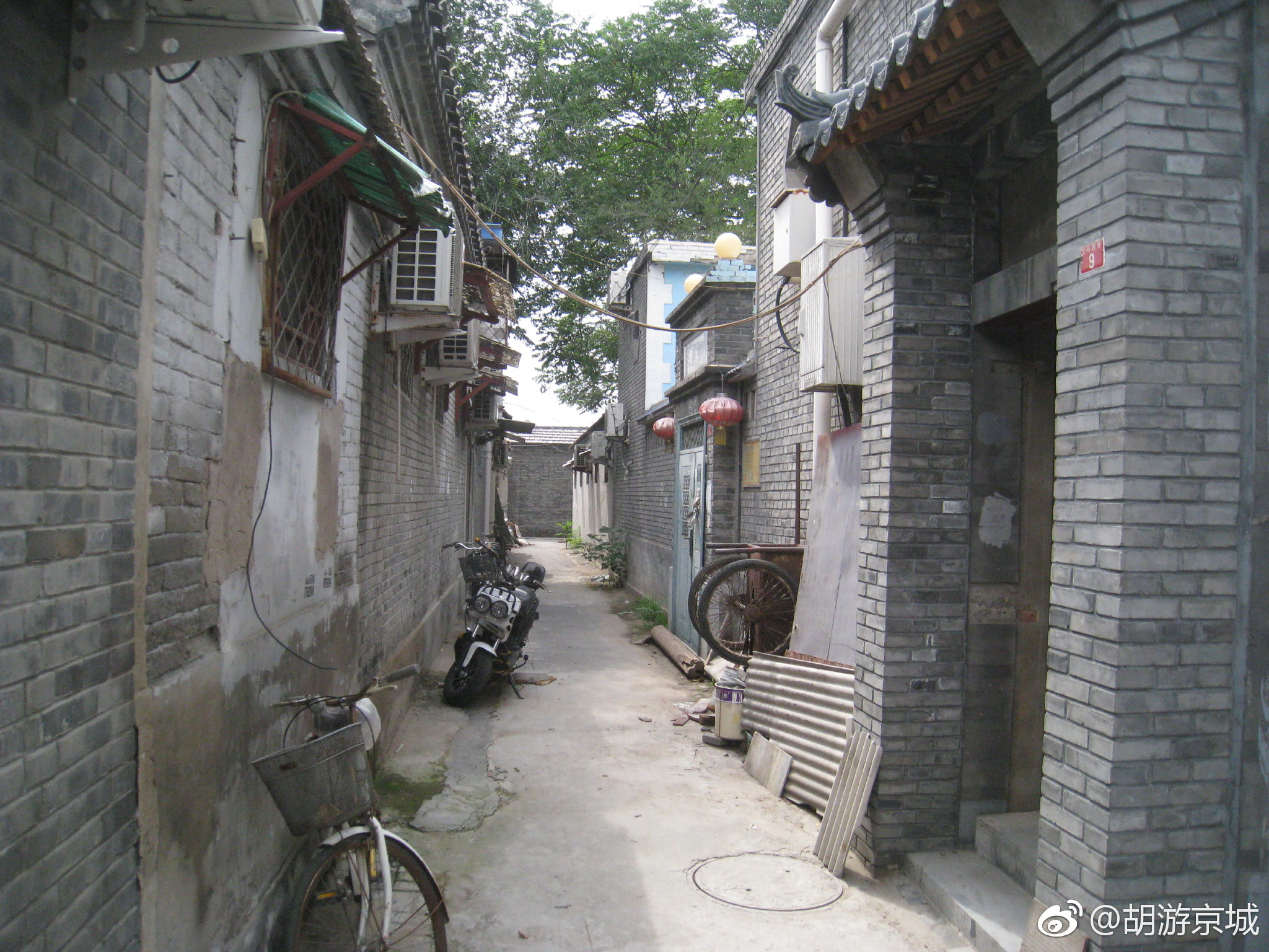 745,北新四巷,北起戏楼胡同,南至北新胡同.民国称北新开路