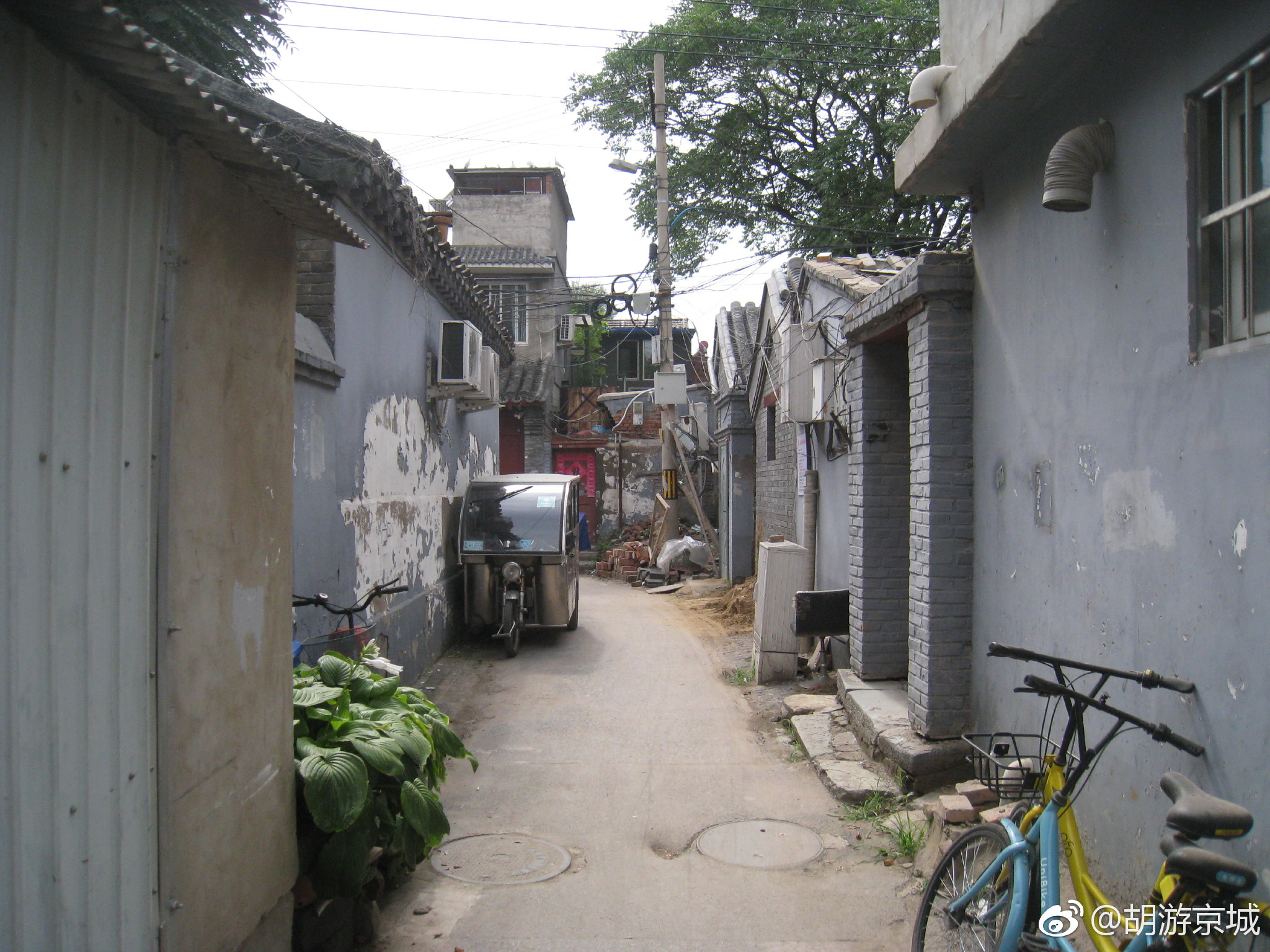 745,北新四巷,北起戏楼胡同,南至北新胡同.民国称北新开路