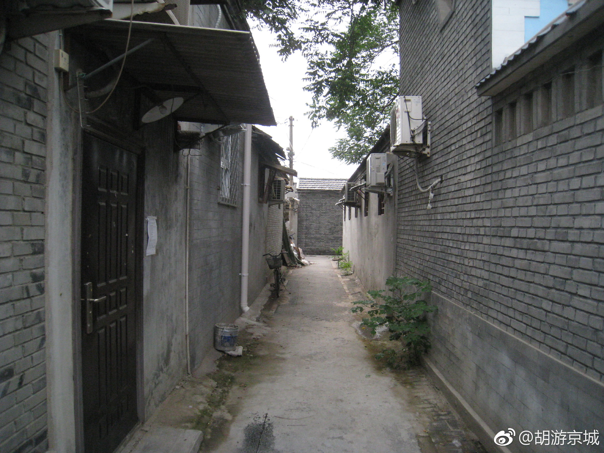 745,北新四巷,北起戏楼胡同,南至北新胡同.民国称北新开路