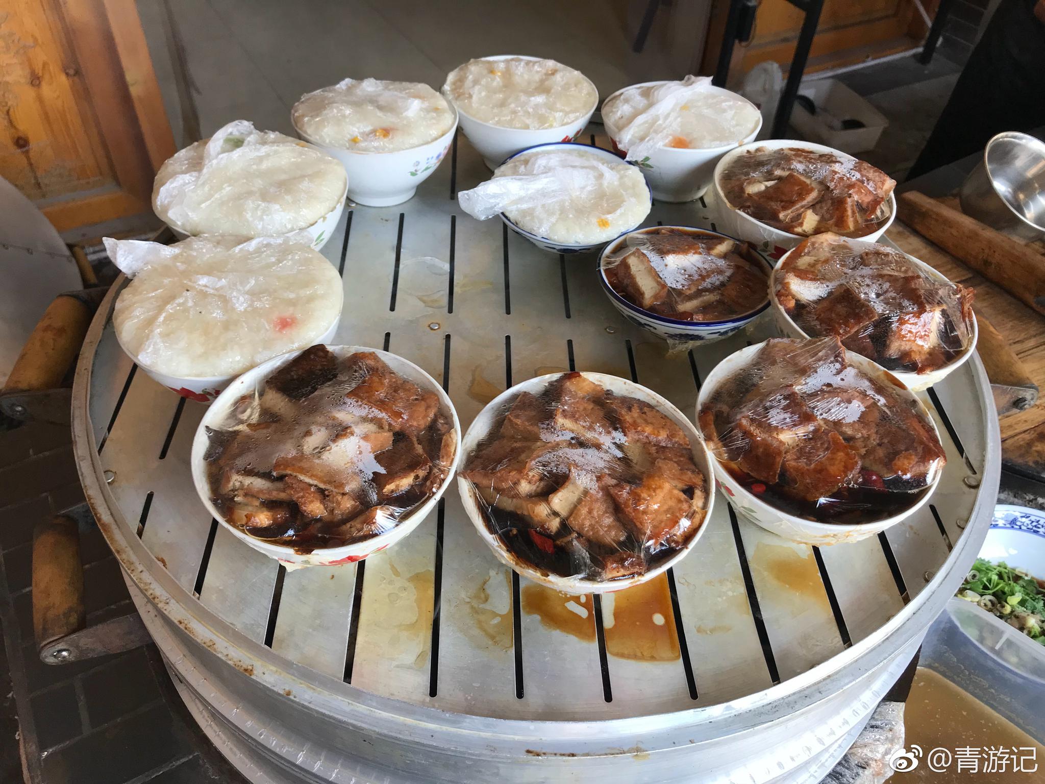 陕川地坑院的十碗席吃起来 @微博旅拍 @微博旅游 体验另类美食