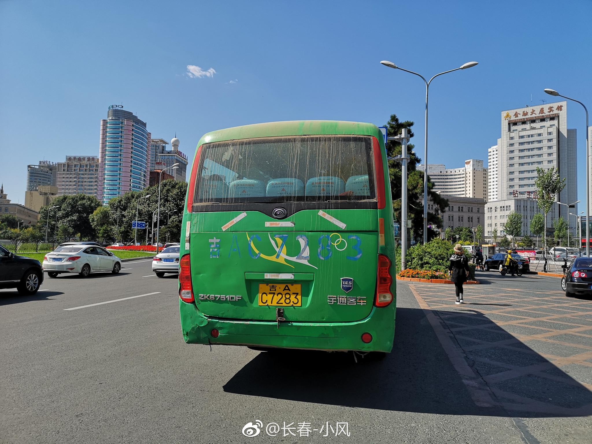 网友反映,刚刚坐这辆车,自称101路公交车,没有牌子,没按线路走