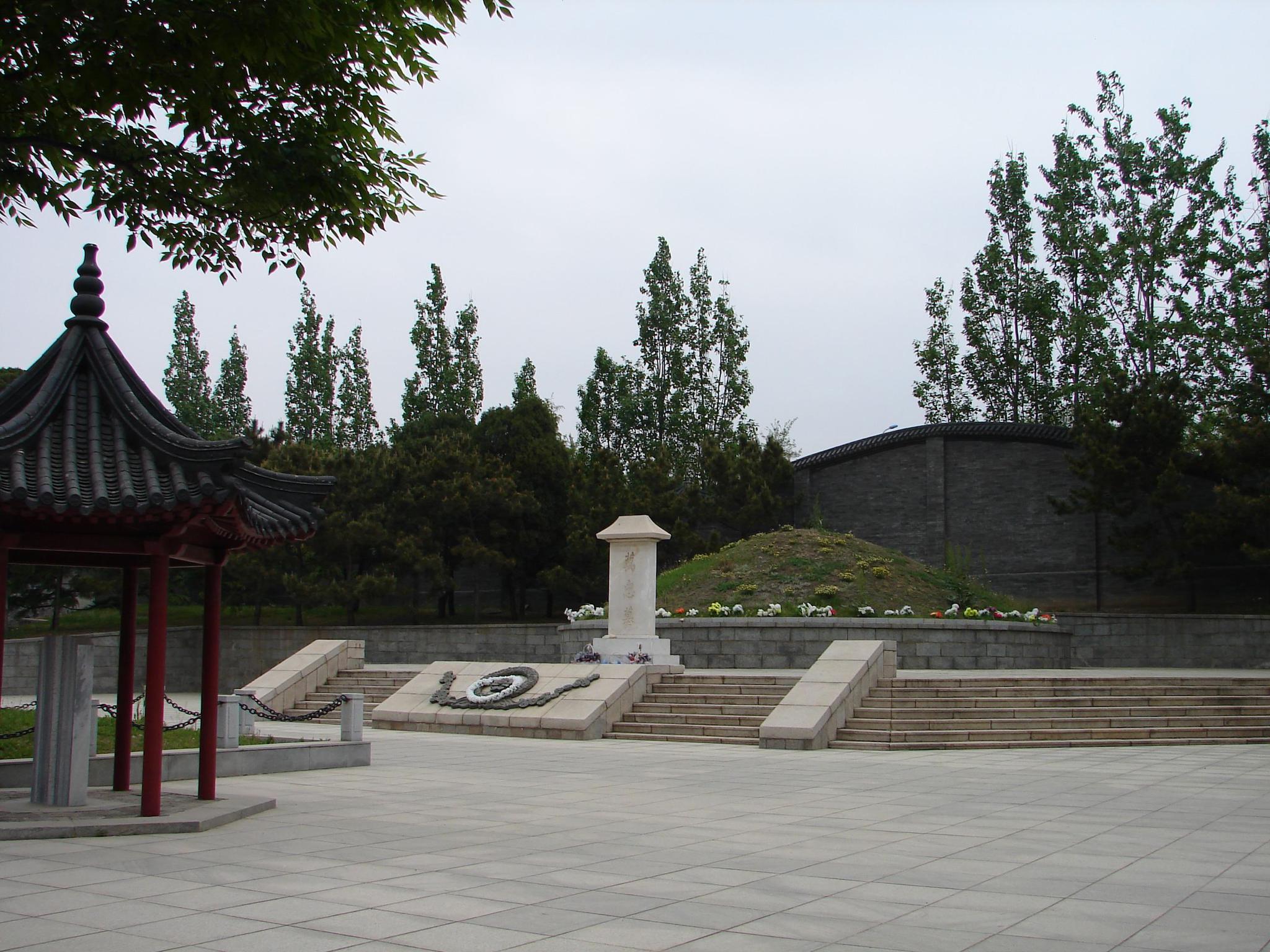 并且在后来日军从旅顺撤走之后,当地人们立起万忠墓纪念这些逝去的